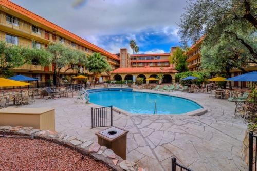 a courtyard with a pool and tables and chairs at Motel 6 Phoenix, AZ – Sky Harbor in Phoenix