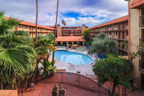 an overhead view of a hotel with a swimming pool at Motel 6 Phoenix, AZ – Sky Harbor in Phoenix