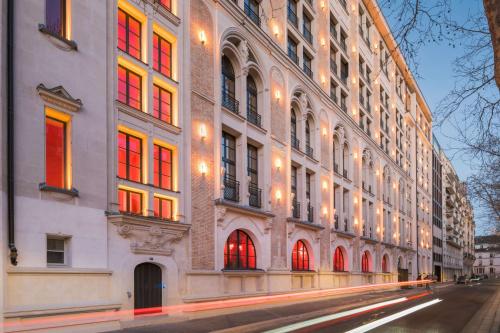 巴黎Hotel SAX Paris, LXR Hotels & Resorts的街道上一座带窗户的大型建筑