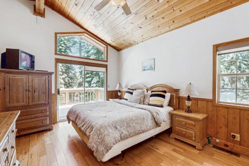 Postel nebo postele na pokoji v ubytování Fawn Lodge