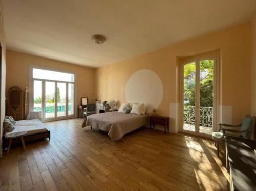 - une grande chambre avec un lit et une grande fenêtre dans l'établissement Villa Adelaida, à Nice