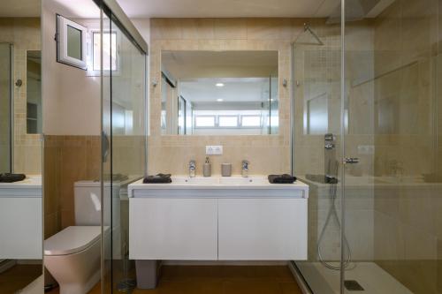 a bathroom with a sink and a shower and a toilet at Villa Viña del Mar in Maspalomas