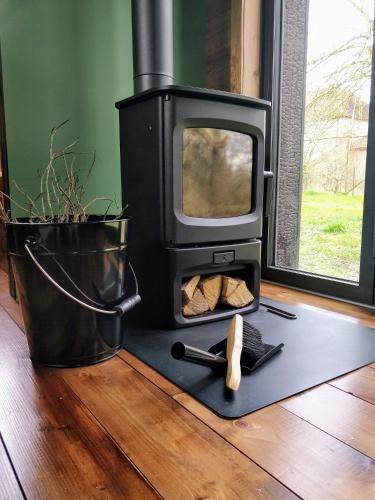 - une cuisinière installée au même étage dans une pièce dans l'établissement La Tiny House de La Rivière, à Sceaux-du-Gâtinais