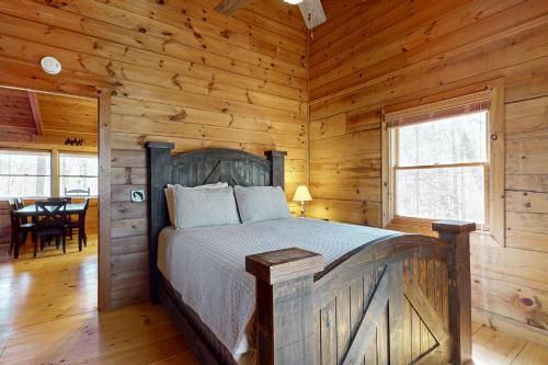 Postel nebo postele na pokoji v ubytování Moonshine Hollow Cabin