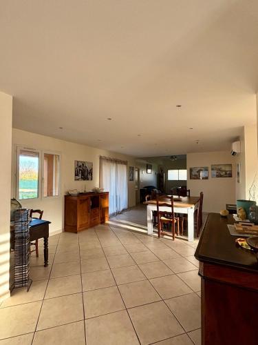 Il comprend une cuisine et un salon avec une table. dans l'établissement Maison au Grau d Agde, au Grau-dʼAgde