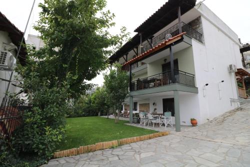a large white building with a green lawn in front of it at Casa Di Famiglia in Thessaloniki