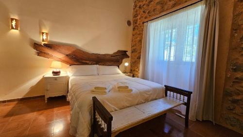 a bedroom with a large bed and a window at Asis de Marratxinet Turismo de Interior in Marratxí 
