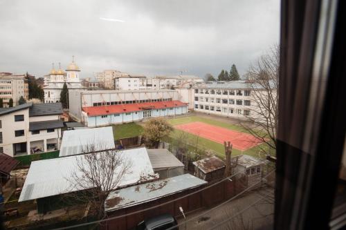 a view of a tennis court in a city at Karla's House in Vaslui