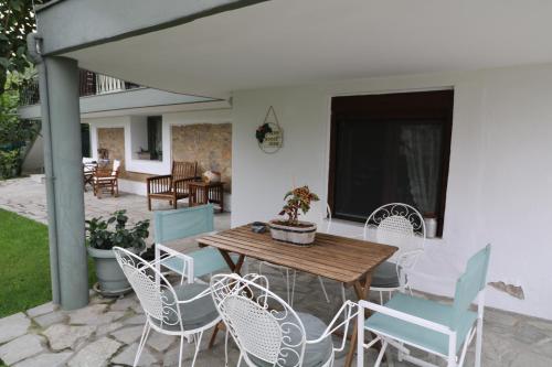 a patio with a wooden table and chairs at Casa Di Famiglia in Thessaloniki