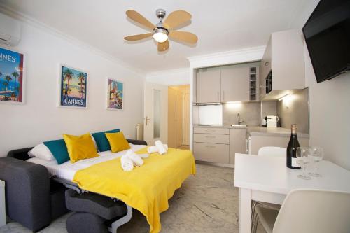 a living room with a bed and a kitchen at Le Studio Cannois Standing Presta in Cannes