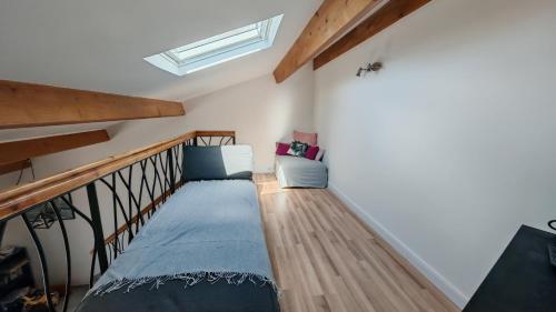 une chambre avec un escalier, un canapé et une fenêtre dans l'établissement Le Mazet Sooksabai, confort, charme et découverte en Petite Camargue, à Saint-Laurent-dʼAigouze