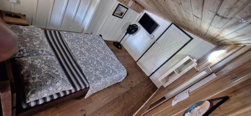 an overhead view of a bedroom with a bed at Pousada e Camping do Clodo in Ilha do Mel