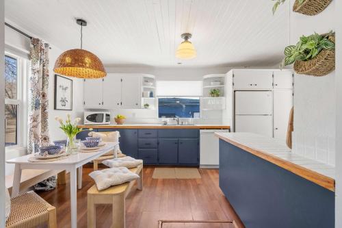 Η κουζίνα ή μικρή κουζίνα στο Bluebird 3 Bedroom Home in the Heart of Drumheller