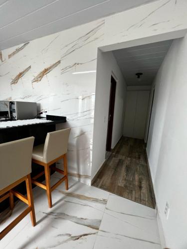 a room with a piano and a table and chairs at Apartamento próximo ao Aeroporto de Floripa in Florianópolis