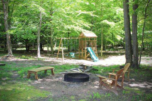 Zona de juegos infantil en Pinecrest Cabin
