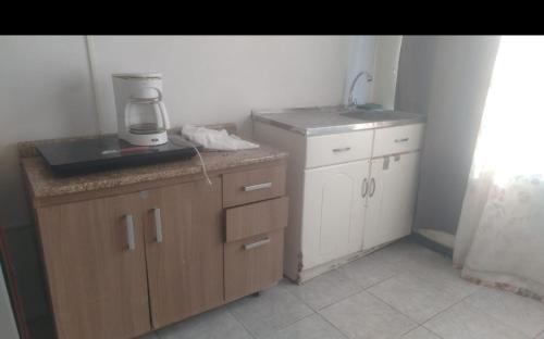 a kitchen with a blender on top of a counter at Playa sol y arena in Puntarenas