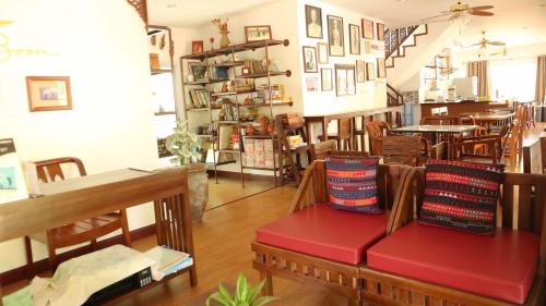 a room with a bench with pillows on it at Tahnboon-ทานบุณ in Ban Mae