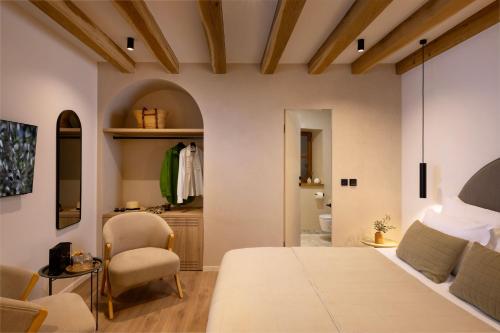 ein Schlafzimmer mit großem Bett und ein Badezimmer in der Unterkunft Old Town Olive luxury room for 2 in Dubrovnik
