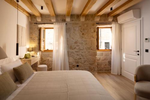 ein Schlafzimmer mit einem weißen Bett und einer Couch in der Unterkunft Old Town Olive luxury room for 2 in Dubrovnik