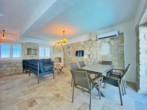 Μια τηλεόραση ή/και κέντρο ψυχαγωγίας στο GK HoUsE