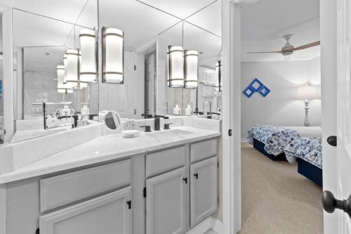 帕瓦雷斯岛Beautiful Views 3 Bedroom 4th Floor Oceanfront的配有两个水槽和一面大镜子的浴室