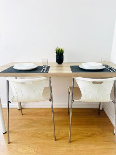 The Redondo House - NO 4E1 - Comfortable Two-Bedroom Apartment