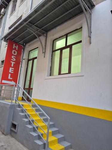eine Treppe, die zu einem Gebäude mit Fenster führt in der Unterkunft Miran Hostel in Andijon
