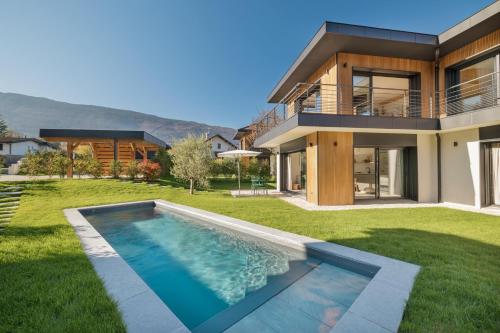 une maison avec une piscine dans la cour dans l'établissement La Villa 227 - Lac Annecy, à Saint-Jorioz