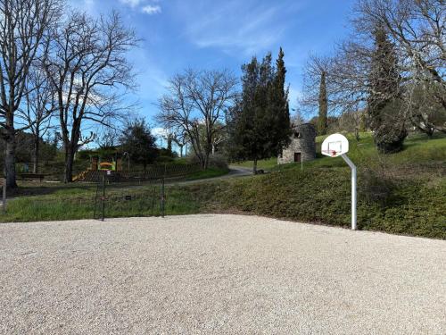 a basketball hoop in the middle of a driveway at CONFORTABLE MAISON DANS VILLAGE VACANCES AVEC PISCINE A CAJARC in Cajarc