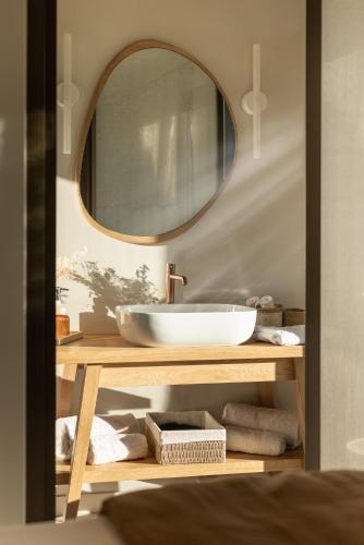 une salle de bain avec un lavabo et un miroir dans l'établissement La Villa 227 - Lac Annecy, à Saint-Jorioz