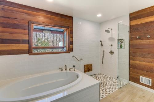 Ένα μπάνιο στο Waterfront Cabin on 32 Acres in Leesburg!