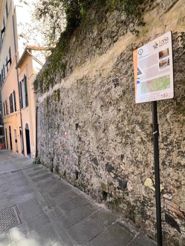a sign on the side of a stone wall at Casa Camalì in Levanto