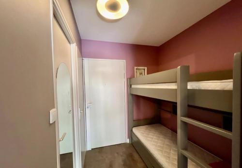 une chambre avec deux lits superposés et un miroir dans l'établissement Studio 4 personnes avec piscine proche plage, à La Grande Motte