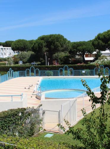 une grande piscine entourée d'une clôture. dans l'établissement Studio 4 personnes avec piscine proche plage, à La Grande Motte