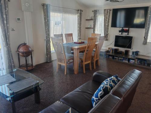 Posezení v ubytování Manor Park Dog Friendly 2 bed, 6 berth Lodge with decking 600 Yard's From The Beach In Hunstanton