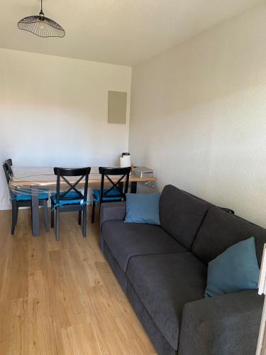 un salon avec un canapé et une table dans l'établissement Appartement neuf à 100m de la plage, à Marseillan