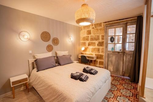 une chambre avec un lit avec deux sacs dessus dans l'établissement La Salicorne, à Bouzigues