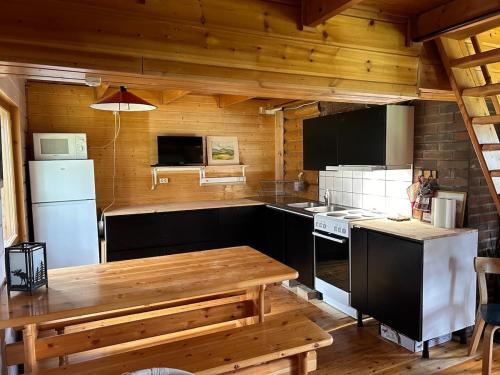 Kuchyň nebo kuchyňský kout v ubytování Viihtyisä mökki riekkojen mailla Hetassa