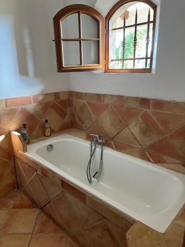 une baignoire dans une salle de bain avec une fenêtre dans l'établissement Chambre à Valbonne, à Valbonne