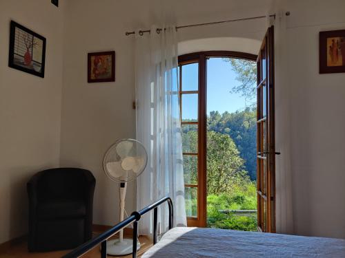- une chambre avec un lit, une fenêtre et un ventilateur dans l'établissement Chambre à Valbonne, à Valbonne