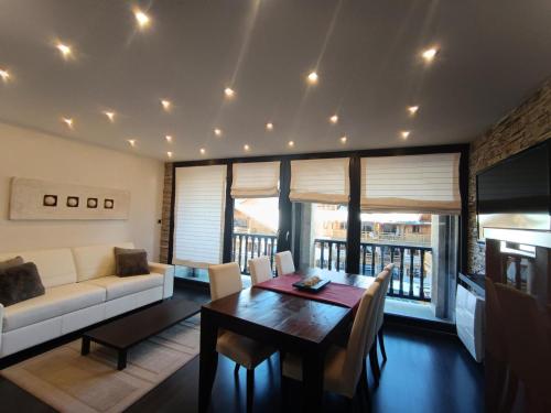 un salon avec un canapé et une table dans l'établissement Résidence Bardeaux - Superbe appartement à 100m des pistes en front de neige MAE-0861, à Montgenèvre