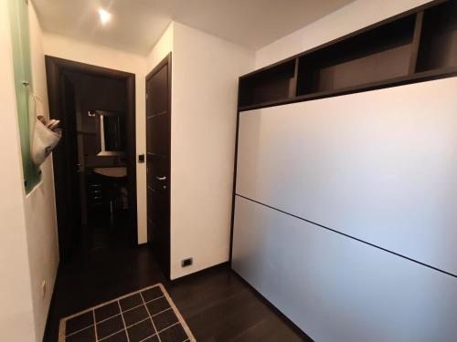 Cette chambre comprend un grand placard blanc avec une commode. dans l'établissement Résidence Bardeaux - Superbe appartement à 100m des pistes en front de neige MAE-0861, à Montgenèvre