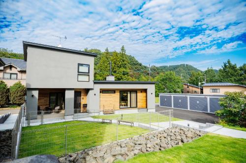 a house with a garden and a fence at Sunlight - Vacation STAY 73377v in To-katta