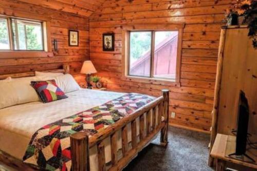 Katil atau katil-katil dalam bilik di Charming Canyon Cabin