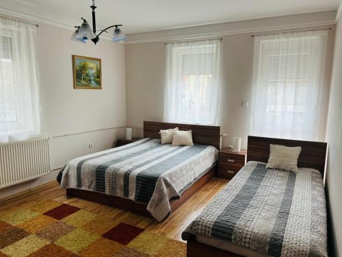 Ένα ή περισσότερα κρεβάτια σε δωμάτιο στο Hürkecz Apartmanház