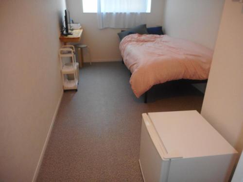 a small bedroom with a bed and a table at Youth Hostel KiKai - Vacation STAY 86079v in Akaren