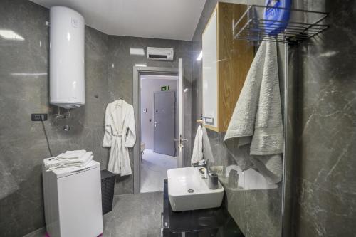 ein kleines Badezimmer mit Waschbecken und Toilette in der Unterkunft Sea View Lux Apartment-Ancora Residence in Dobrota