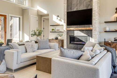 ein Wohnzimmer mit zwei Sofas und einem Kamin in der Unterkunft Lakefront Gem Dock and Hot Tub in Jacksboro in Jacksboro