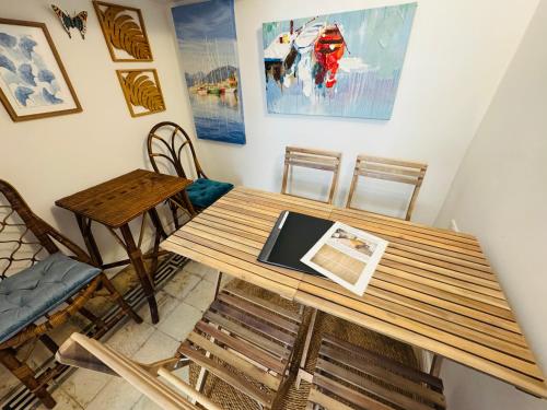Area soggiorno di Boutique House Near Valletta - 2 Stylish Double Bedrooms with Bathrooms, WiFI & Amenities - Non Sharing