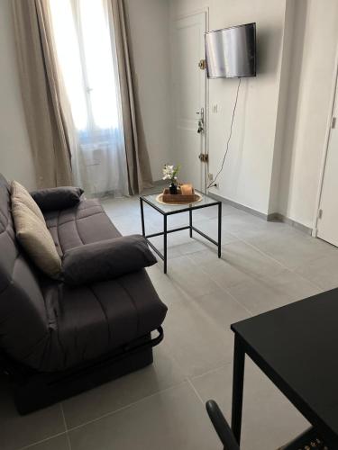 un salon avec un canapé et une table dans l'établissement JUST Cocooning, à Carpentras